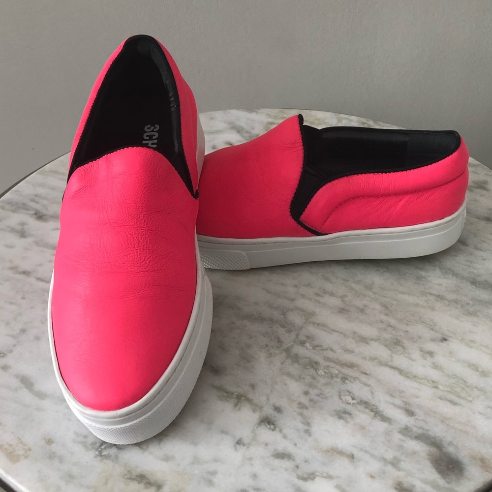 Schutz Slip On Leather shoe, Sz 6.5, Excellent Condition-As new